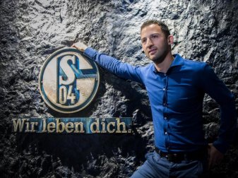 Erstmals erlebt Domenico Tedesco am Sonntag die Schalker Dimensionen bei der Mitgliederversammlung. Foto: Bernd Thissen