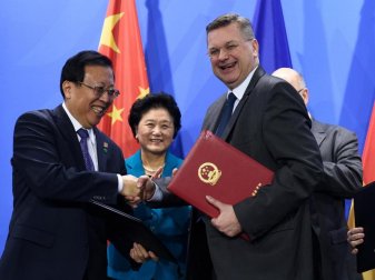 Chinas stellvertretender Bildungsminister Hao Ping und Reinhard Grindel einigten sich auf eine Zusammenarbeit. Foto: Rainer Jensen