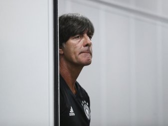 Bundestrainer Joachim Löw weiß, dass es gegen Kamerung kein einfaches Spiel werden wird. Foto: Christian Charisius Bundestrainer Joachim Löw weiß, dass es gegen Kamerung kein einfaches Spiel werden wird. Foto: Christian Charisius
