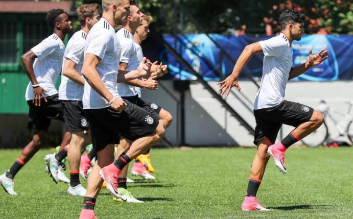 Trainingseinheit der deutschen U21-Nationalmannschaft in Wieliczka bei Krakau. Foto: Jan Woitas