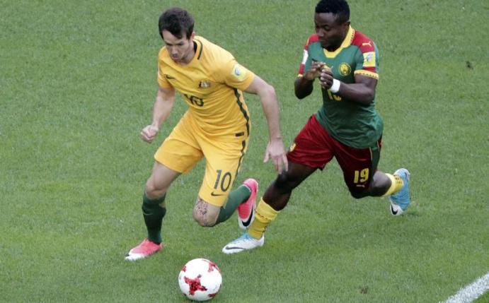 Australiens Robbie Kruse (l) im Spiel gegen Kamerun. Foto: Dmitri Lovetsky