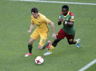 Australiens Robbie Kruse (l) im Spiel gegen Kamerun. Foto: Dmitri Lovetsky Australiens Robbie Kruse (l) im Spiel gegen Kamerun. Foto: Dmitri Lovetsky