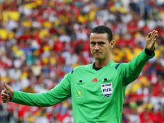 Wilmar Roldán leitet das Spiel Deutschland gegen Kamerun. Foto: Armando Babani Wilmar Roldán leitet das Spiel Deutschland gegen Kamerun. Foto: Armando Babani