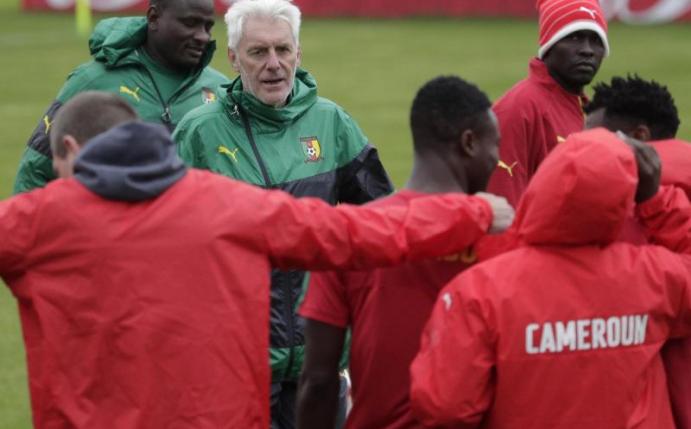 Trainer Hugo Broos leitet das Training der kamerunischen Nationalmannschaft. Foto: Dmitri Lovetsky