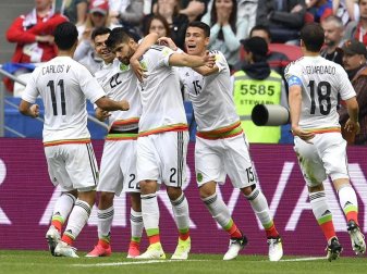Mexiko zieht nach einem 2:1 gegen Russland ins Halbfinale ein. Foto: Martin Meissner Mexiko zieht nach einem 2:1 gegen Russland ins Halbfinale ein. Foto: Martin Meissner
