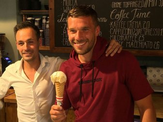 Bei der Eröffnung seiner Eisdiele: Lukas Podolski Bei der Eröffnung seiner Eisdiele: Lukas Podolski