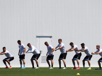 Kamerun wartet: Die Spieler der deutschen Nationalmannschaft machen beim Aufwärmtraining in Sotschi Kniebeugen. Foto: Christian Charisius Kamerun wartet: Die Spieler der deutschen Nationalmannschaft machen beim Aufwärmtraining in Sotschi Kniebeugen. Foto: Christian Charisius