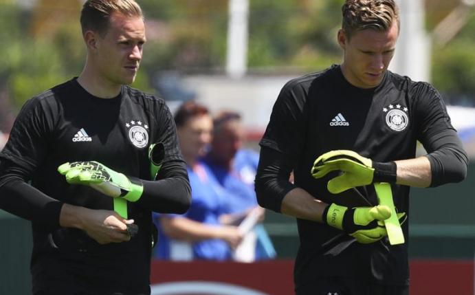 Marc-André ter Stegen (l) und Bernd Leno beim Training in Sotschi. Foto: Christian Charisius