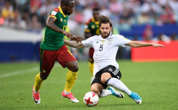 Marvin Plattenhardt (r.) im Duell mit Kameruns Christian Bassogog. Foto: Marius Becker