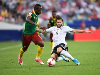 Marvin Plattenhardt (r.) im Duell mit Kameruns Christian Bassogog. Foto: Marius Becker Marvin Plattenhardt (r.) im Duell mit Kameruns Christian Bassogog. Foto: Marius Becker