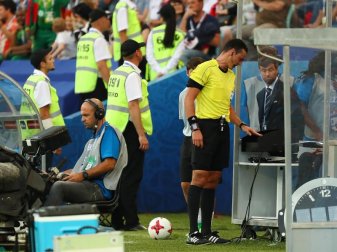 Der Einsatz des Videobeweises rund um den Confed Cup führt zu kontroversen Diskussionen. Foto: Christian Charisius Der Einsatz des Videobeweises rund um den Confed Cup führt zu kontroversen Diskussionen. Foto: Christian Charisius