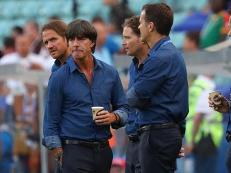 Das Trainerteam um Joachim Löw (l.) bereitet das Team auf das Halbfinale gegen Mexiko vor. Foto: Christian Charisius Das Trainerteam um Joachim Löw (l.) bereitet das Team auf das Halbfinale gegen Mexiko vor. Foto: Christian Charisius