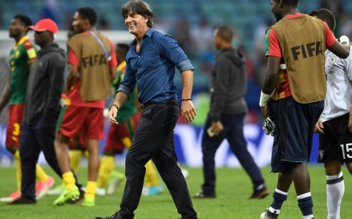 Joachim Löw freut sich in Sotschi nach dem 3:1 gegen Kamerun mit den Spielern über den Sieg. Foto: Marius Becker