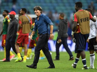 Joachim Löw freut sich in Sotschi nach dem 3:1 gegen Kamerun mit den Spielern über den Sieg. Foto: Marius Becker Joachim Löw freut sich in Sotschi nach dem 3:1 gegen Kamerun mit den Spielern über den Sieg. Foto: Marius Becker