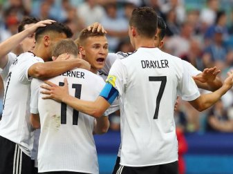 Die deutschen Spieler feiern eines der Tore gegen Kamerung. Nach dem Einzug ins Halbfinale scheint nun alles möglich. Foto: Christian Charisius Die deutschen Spieler feiern eines der Tore gegen Kamerung. Nach dem Einzug ins Halbfinale scheint nun alles möglich. Foto: Christian Charisius