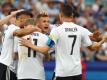 Die deutschen Spieler feiern eines der Tore gegen Kamerung. Nach dem Einzug ins Halbfinale scheint nun alles möglich. Foto: Christian Charisius