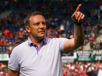 Andre Breitenreiter bat sein Team zur ersten Einheit Andre Breitenreiter bat sein Team zur ersten Einheit