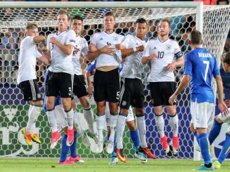 Gegen Italien tat sich die deutschen U21-Kicker schwer. Doch nun soll gegen England der Einzug ins EM-Finale gelingen. Foto: Jan Woitas Gegen Italien tat sich die deutschen U21-Kicker schwer. Doch nun soll gegen England der Einzug ins EM-Finale gelingen. Foto: Jan Woitas