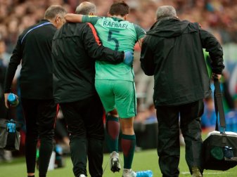 Portugals Raphael Guerreiro hatte sich während der Partie gegen Russland am Knöchel verletzt. Foto: Ivan Sekretarev Portugals Raphael Guerreiro hatte sich während der Partie gegen Russland am Knöchel verletzt. Foto: Ivan Sekretarev