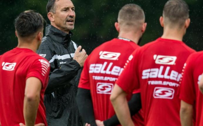 Jahn Regensburgs Trainer Achim Beierlorzer ließ in seiner Premiereneinheit viele Spielformen absolvieren. Foto: Armin Weigel