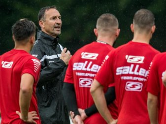 Jahn Regensburgs Trainer Achim Beierlorzer ließ in seiner Premiereneinheit viele Spielformen absolvieren. Foto: Armin Weigel Jahn Regensburgs Trainer Achim Beierlorzer ließ in seiner Premiereneinheit viele Spielformen absolvieren. Foto: Armin Weigel