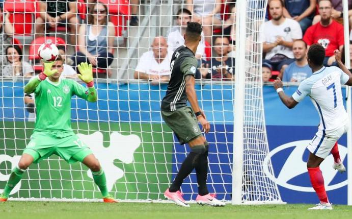 Torwart Julian Pollersbeck (l) kann den Schuss des Engländers Demarai Gray (r) zum 1:1 nicht halten. Foto: Jan Woitas