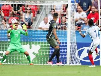 Torwart Julian Pollersbeck (l) kann den Schuss des Engländers Demarai Gray (r) zum 1:1 nicht halten. Foto: Jan Woitas Torwart Julian Pollersbeck (l) kann den Schuss des Engländers Demarai Gray (r) zum 1:1 nicht halten. Foto: Jan Woitas