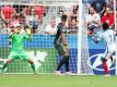 Torwart Julian Pollersbeck (l) kann den Schuss des Engländers Demarai Gray (r) zum 1:1 nicht halten. Foto: Jan Woitas