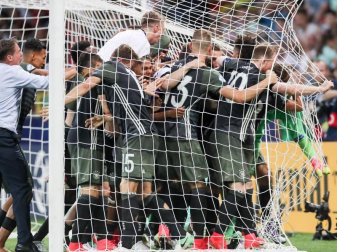 Die deutschen U21-Spieler feiern den Finaleinzug. Foto: Jan Woitas Die deutschen U21-Spieler feiern den Finaleinzug. Foto: Jan Woitas