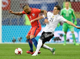 Sebastian Rudy (r) und Arturo Vidal sind beim FC Bayern München demnächst Teamkollegen. Foto: Marius Becker Sebastian Rudy (r) und Arturo Vidal sind beim FC Bayern München demnächst Teamkollegen. Foto: Marius Becker