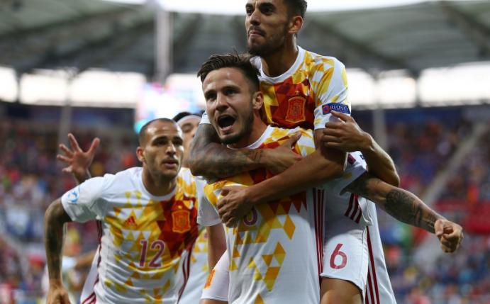 Saul Níguez (m.) wird in seinem Heimatland gefeiert