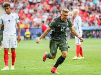 Angreifer Felix Platte jubelt mit ausgestreckten Armen nach seinem Ausgleich zum 2:2. Foto: Jan Woitas Angreifer Felix Platte jubelt mit ausgestreckten Armen nach seinem Ausgleich zum 2:2. Foto: Jan Woitas