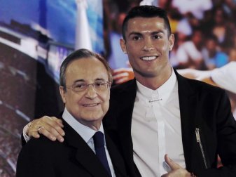 Real Madrids Präsident Florentino Pérez posiert mit Stürmerstar Cristiano Ronaldo. Foto: Sergio Barrenechea Real Madrids Präsident Florentino Pérez posiert mit Stürmerstar Cristiano Ronaldo. Foto: Sergio Barrenechea