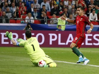 Chiles Torwart Claudio Bravo (l) blockt einen Ball von Andre Silva. Foto: Pavel Golovkin Chiles Torwart Claudio Bravo (l) blockt einen Ball von Andre Silva. Foto: Pavel Golovkin