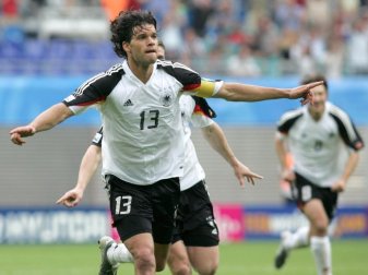 Der deutsche Mittelfeldspieler Michael Ballack erzielte das Tor zur 4:3-Führung gegen die Mexikaner in Leipzig. Foto: Thomas Eisenhuth Der deutsche Mittelfeldspieler Michael Ballack erzielte das Tor zur 4:3-Führung gegen die Mexikaner in Leipzig. Foto: Thomas Eisenhuth