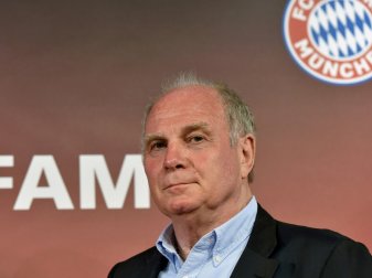 Uli Hoeneß verteidigt Einkaufspolitik der Bayern Uli Hoeneß verteidigt Einkaufspolitik der Bayern