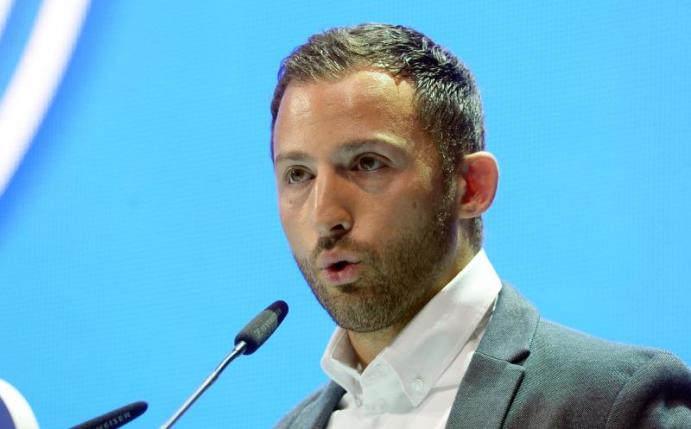 Schalke-Trainer Domenico Tedesco sucht noch einen Assistenten. Foto: Roberto Pfeil