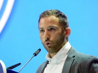 Schalke-Trainer Domenico Tedesco sucht noch einen Assistenten. Foto: Roberto Pfeil Schalke-Trainer Domenico Tedesco sucht noch einen Assistenten. Foto: Roberto Pfeil