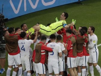Die Chilenen feierten ihren Torwart Claudio Bravo. Foto: Dmitri Lovetsky Die Chilenen feierten ihren Torwart Claudio Bravo. Foto: Dmitri Lovetsky