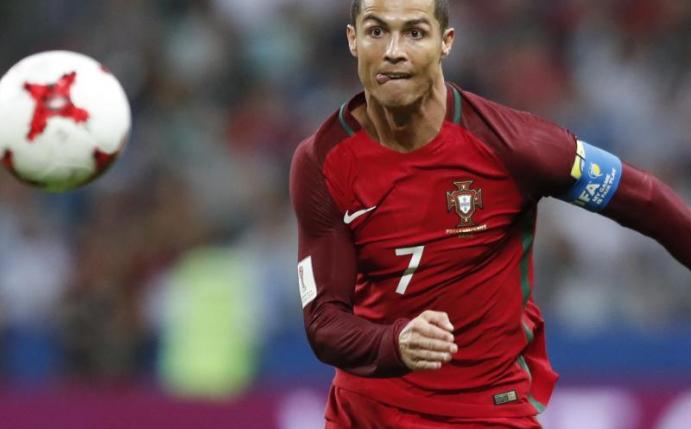 Wegen seiner kürzlich geborenen Zwillinge reist Cristiano Ronaldo vorzeitig vom Confed Cup ab. Foto: Pavel Golovkin