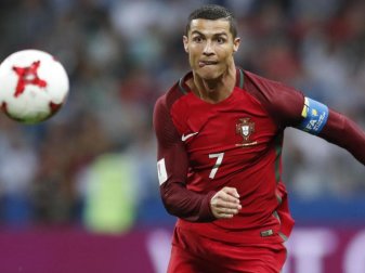 Wegen seiner kürzlich geborenen Zwillinge reist Cristiano Ronaldo vorzeitig vom Confed Cup ab. Foto: Pavel Golovkin Wegen seiner kürzlich geborenen Zwillinge reist Cristiano Ronaldo vorzeitig vom Confed Cup ab. Foto: Pavel Golovkin