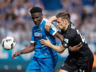Bochums Peniel Mlapa (l) und Sören Gonther von St. Pauli in Aktion. Die neue Zweitligasaison wird mit dem Spiel VfL Bochum gegen den FC St. Pauli eröffnet. Foto: Bernd Thissen Bochums Peniel Mlapa (l) und Sören Gonther von St. Pauli in Aktion. Die neue Zweitligasaison wird mit dem Spiel VfL Bochum gegen den FC St. Pauli eröffnet. Foto: Bernd Thissen