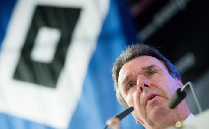 Vorstandschef Heribert Bruchhagen erwartet erneut eine «ganz harte Saison» für den HSV. Foto: Daniel Reinhardt