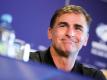 U21-Trainer Stefan Kuntz sitzt während der Pressekonferenz auf dem Podium. Foto: Jan Woitas