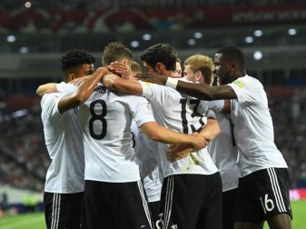 Die deutschen Spieler feiern das 1:0 durch Leon Goretzka. Foto: Marius Becker