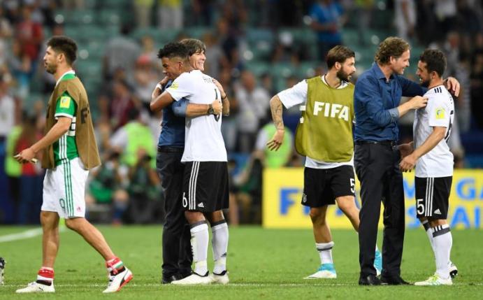 Nach dem Sieg gratuliert Bundestrainer Joachim Löw den Spielern. Foto: Marius Becker