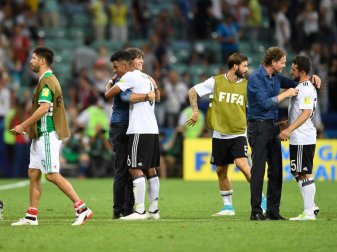 Nach dem Sieg gratuliert Bundestrainer Joachim Löw den Spielern. Foto: Marius Becker Nach dem Sieg gratuliert Bundestrainer Joachim Löw den Spielern. Foto: Marius Becker