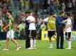 Nach dem Sieg gratuliert Bundestrainer Joachim Löw den Spielern. Foto: Marius Becker