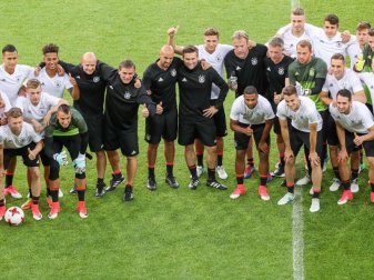 Die deutsche Mannschaft stellt sich während des Abschlusstrainings im Cracovia-Stadion für ein Erinnerungsfoto zusammen. Foto: Jan Woitas