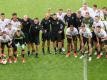 Die deutsche Mannschaft stellt sich während des Abschlusstrainings im Cracovia-Stadion für ein Erinnerungsfoto zusammen. Foto: Jan Woitas